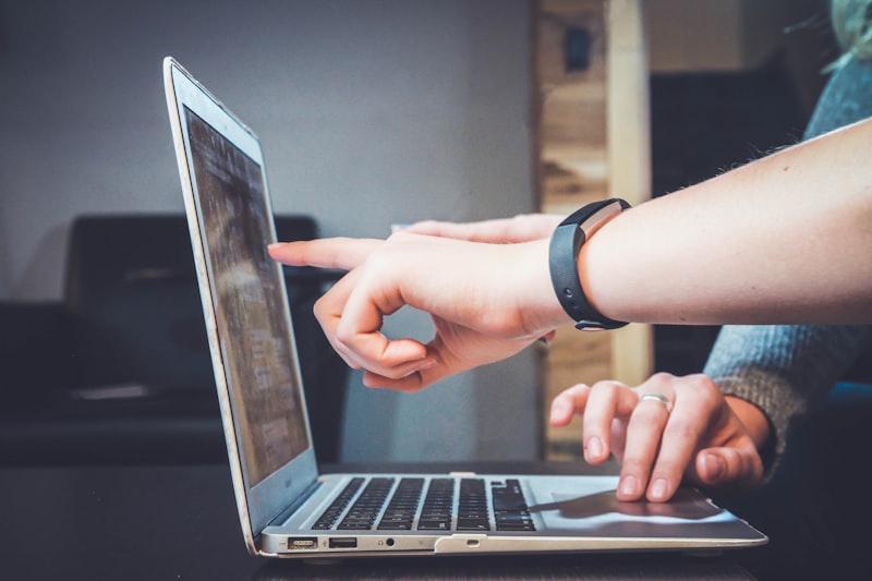 Tastiera e schermo con grafiche per corsi online